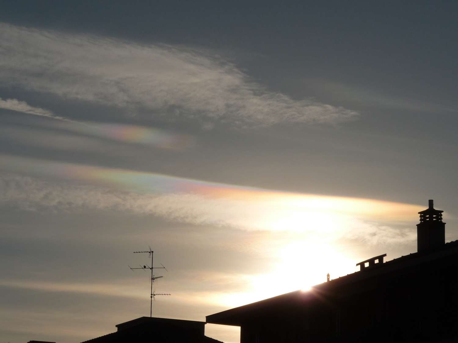 Iridescent clouds: 52 KB; click on the image to enlarge