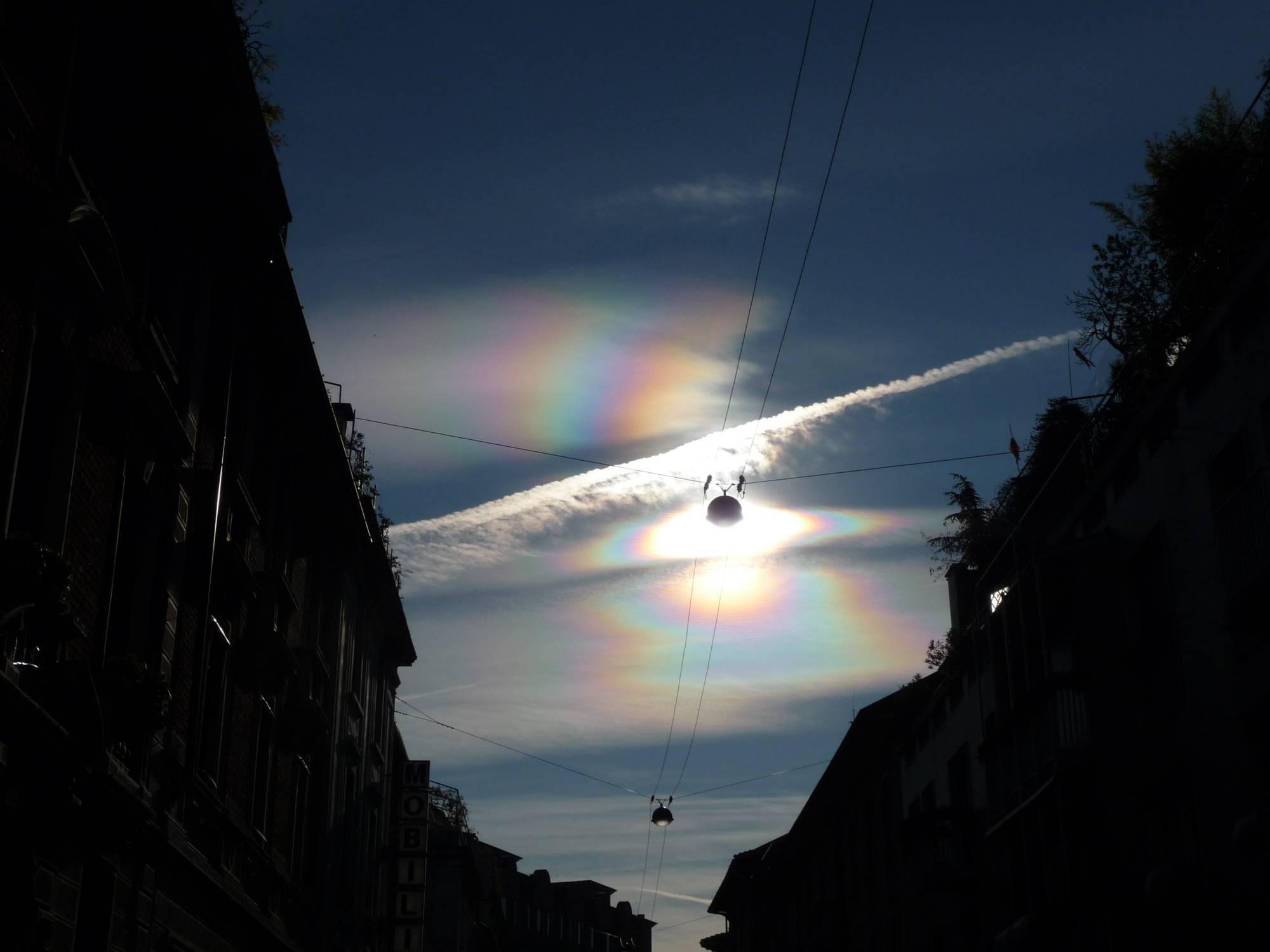 Nacreous clouds over Milan: 185 KB; click on the image to enlarge to 2000x1500 pixels
