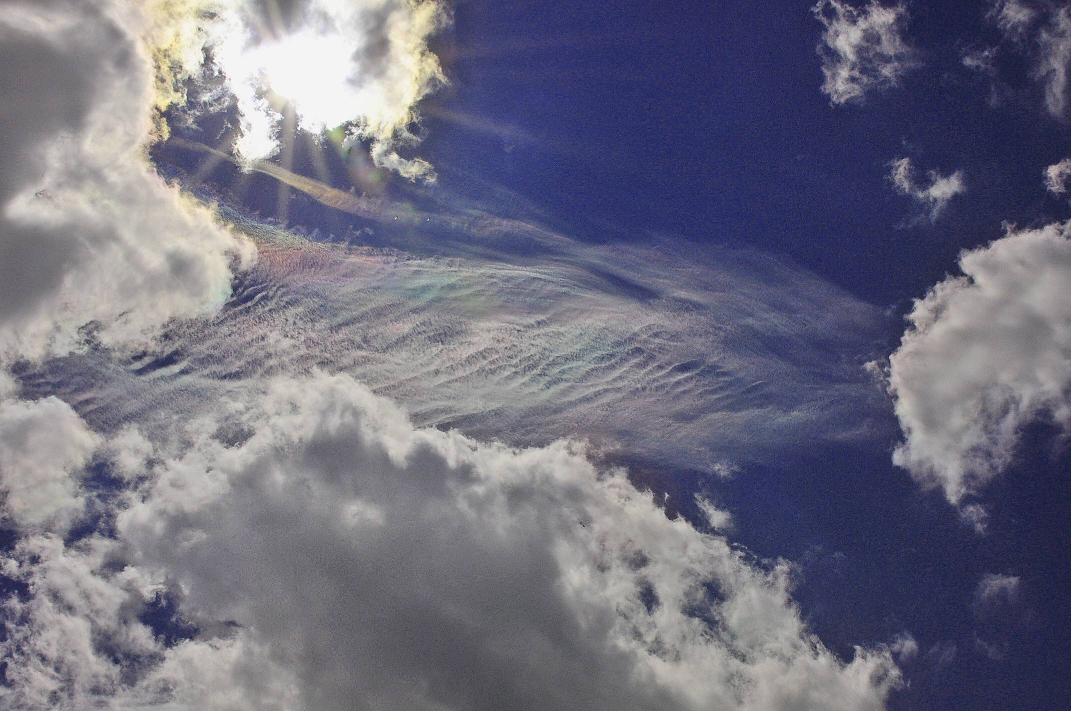 Nacreous clouds over Valle d'Aosta: 406 KB; click on the image to enlarge to 2000x1328 pixels