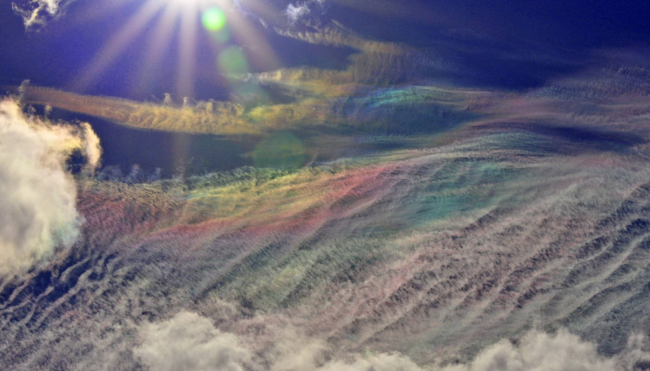 Nacreous clouds over Valle d'Aosta: 288 KB; click on the image to enlarge to 2000x1328 pixels
