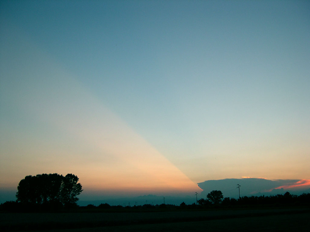 Crepuscular rays 19:13 UT: 99 KB; click on the image to enlarge