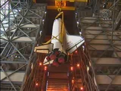 La poderosa gru solleva l'orbiter che si pone in verticale: 37 KB
