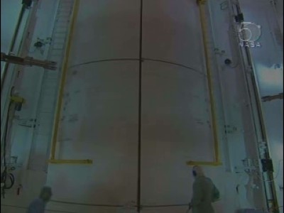 I portelloni del contenitore del carico si sono chiusi; sigillati, saranno riaperti solamente dopo che lo space shuttle sarà attraccato alla Stazione Spaziale Internazionale: 18 KB