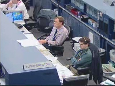 ISS Flight COntrol Room; il Flight Director e il CAPCOM di turno sorvegliano l'avvicinamento dello shuttle alla Stazione Spaziale Internazionale: 35 KB