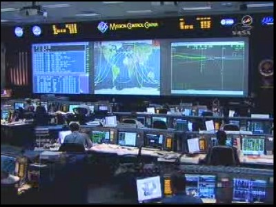 La Space Shuttle Flight Control Room (SSFCR); in alto a destra si vede il grafico d'avvicinamento della navetta: 41 KB
