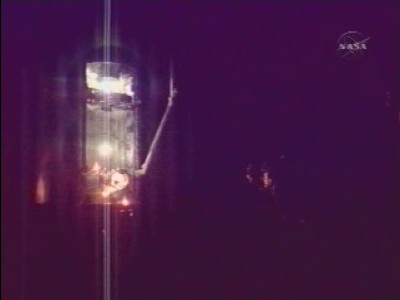 Ecco la stiva di carico dell'Atlantis visto dalla telecamera della ISS; mancano meno di 12 minuti all'aggancio: 12 KB