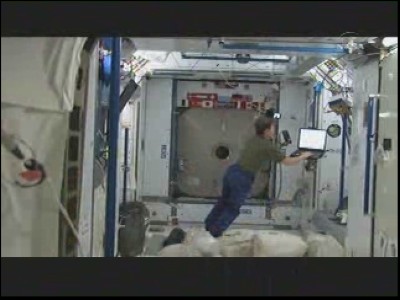 La comandante dell'expedition 16, Peggy Whitson, comincia le procedure che permetteranno d'aprire il portellone stagno della ISS: 28 KB