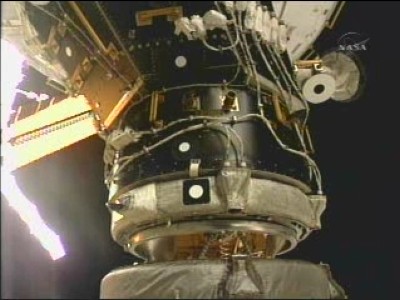 Il dispositivo che aggancia lo shuttle inizia a ritrarsi per fissarlo alla ISS: 33 KB