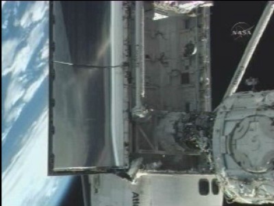 La stiva di carico dello shuttle Atlantis con il sistema di uscita esterno, adesso collegato a quello della ISS ora fissato al modulo Harmony (o Nodo 2); è la prima volta che si affettua il dockin su Harmony: 28 KB
