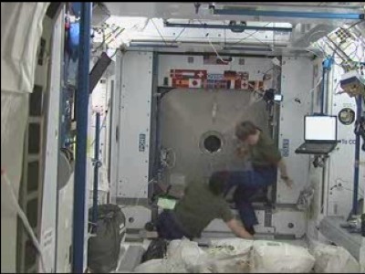 Peggy Whitson si trova dentro Harmony e sta per aprire il portellone d'accesso alla ISS; i sacchi per terra sono i 'rifiuti' e il materiale non più utile da riportare a terra con l'Atlantis quando farà l'undocking: 36 KB