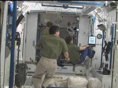 I tre astronauti della Exp16 della Stazione Spaziale lavorano per permettere a quelli dello shuttle di entrare nella ISS: 36 KB