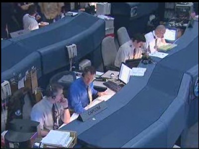 Nella Space Shuttle Flight Control Room ci sono due Flight Directors e due CAPCOM; il turno 3 sta per rilevare il turno 2: 33 KB