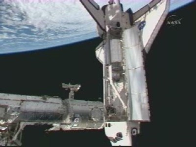 Con la visuale esterna osserviamo lo space shuttle Atlantis attraccato alla INternationa Space Station: 24 KB