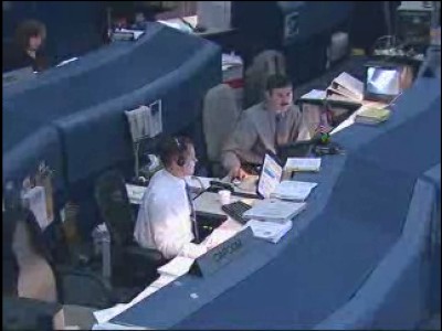 Il Lead Flying Director dello shuttle Mike Sarafin col capcom nella ISS Flight Control Room di Houston: 28 KB