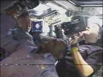 Mentre Poindexter pilota l'Atlantis, il comandante Frick e l'astronauta Melvin misurano la distanza dalla ISS e il tasso di allontanamento: 29 KB