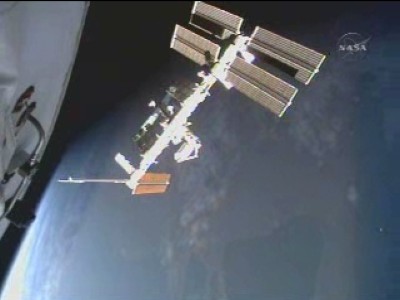 In sei minuti lo shuttle ha già fatto una parte dei 3/4 di circolo che deve eseguire attorno alla ISS: 22 KB