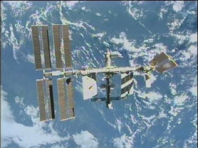 In 12 minuti lo shuttle ha compiuto un angolo di 90° rispeto alla ISS: 39 KB