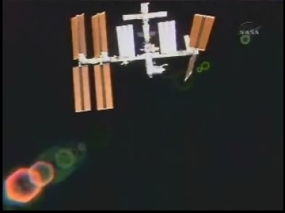 Ora la navetta ha compito quasi mezzo giro attorno alla ISS: 14 KB