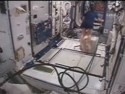 Nell'International Space Station la vita riprende come prima dell'attracco dello space shuttle Atlantis; c'è sempre tanto da fare e Peggy Whitson ha del lavoro da sbrigare: 34 KB