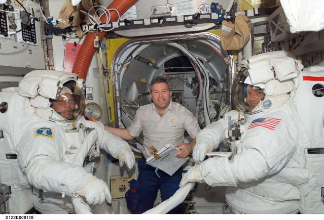 Mobility Unit (EMU) spacesuits, European Space Agency (ESA) astronaut Hans Schlegel (left) and NASA astronaut Rex Walheim: 45 KB