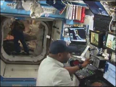 Leland Melvine aziona il canadarm della ISS: 37 KB
