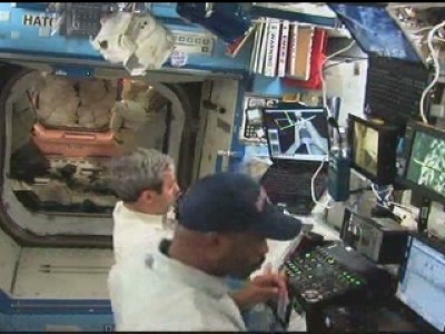 Léopold Eyharts e Leland Melvine azionano i due canadarm in maniera di aggiungere la prolunga al braccio robotizzato dello space shuttle: 38 KB