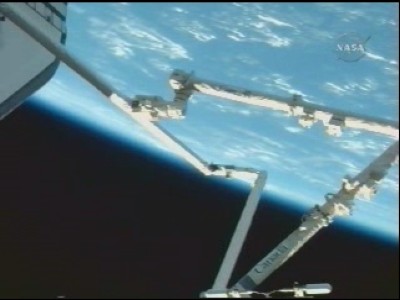 Ecco la stessa fase inquadrata da una telecamera esterna della ISS; la prolunga è quasi innestata: 23 KB
