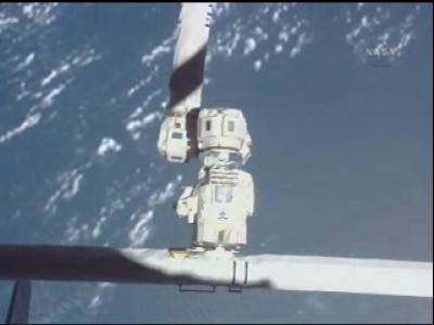 Primo piano della testa del canadarm della ISS che trattiene la prolunga di quello dello shutlle: 23 KB