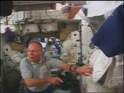 L'astronauta tedesco Hans Schlegel osserva le tute spaziali per la sua EVA, sarà la seconda: 28 KB