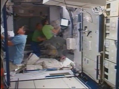 Qui parecchi astronauti sono impegnati nel lavoro di riconfigurazione del Nodo 2: 33 KB
