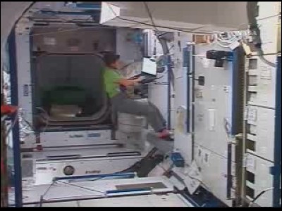 La comandante dell'Expedition 16 dell'ISS, Peggy Whitson, sta lavorando per riconfigurare i collegamenti elettrici ed energetici nel Nodo 2 (Harmony) al quel è collegato Columbus; qui ha in mano un modulo a forma di parallelepipedo: 34 KB