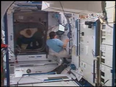Leland Melvin sbuca dal boccaporto che collega ISS allo space shuttle Atlantis: 35 KB