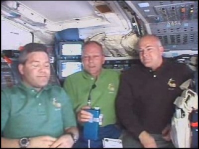 Il comandante dell'STS-122, Steve Frick, è con gli astronauti ESA Schlegel e Eyharts nella cabina dell'Atlantis, Schlegel sta rispondendo alle domande dei giornalisti: 33 KB