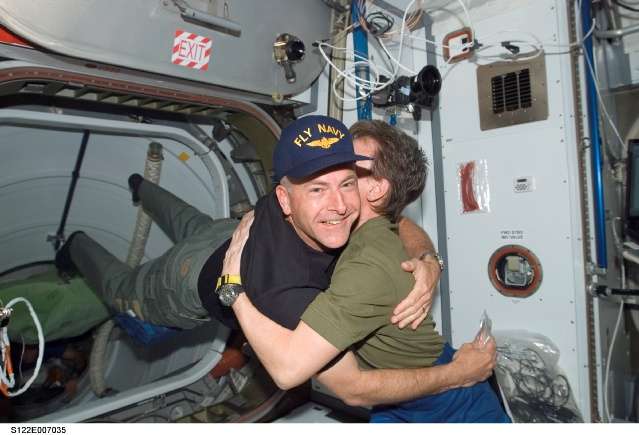 Peggy Whitson (ISS Expedition 16 commander) and Alan Poindexter(STS-122 pilot): 37 KB