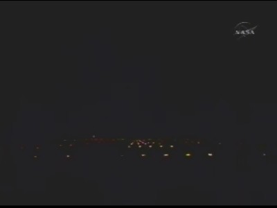 A Cape Canaveral è ancora notte e qui si vedono le luci della pista d'atterraggio, la nº15: 6 KB