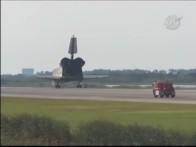 I mezzi di supporto per l'atterraggio si avvicinano all'Atlantis per effettuare le lunghe procedure di messa in sicurezza dello shuttle: 17 KB