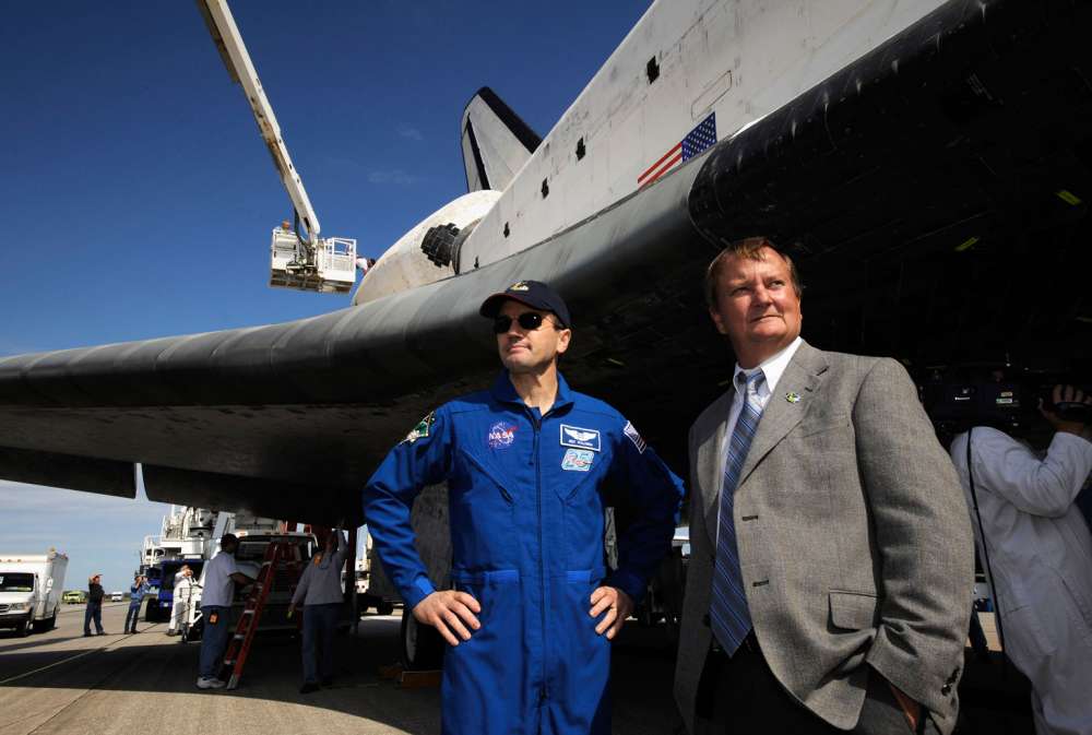NASA astronaut Rex Walheim with Michael D. Leinbach, shuttle launch director: 58 KB