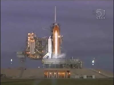 Lo space shuttle Atlantis è sulla rampa di lancio e tra poco albeggerà anche a Cape Canaveral; mancano 4h 24m al lifoff: 17 KB
