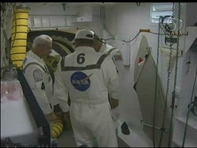 La squadra tecnica per l'imbarco (special launch team) è già sulla passerella che porta alla cabina dello shuttle: 28 KB