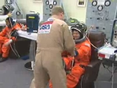 Gli astronauti provano le tute e le trasmissioni radio: 28 KB