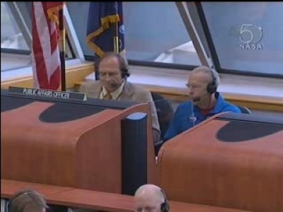 Il commentatore di NASA TV, George Diller, è nella Firing Room 4 assieme a un astronauta anziano; la FR4 è la sala di lancio degli space shuttle: 27 KB