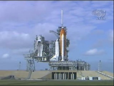 Lo space shuttle Atlantis sulla rampa di lancio sta attendendo gli astronauti: 23 KB