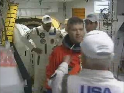Il comandante Steve Frick è sulla passerella che permette d'entrare nello space shuttle Atlantis; si trova a circa a un'ottantina di metri sulla rampa di lancio; mancano ancora circa tre ore al lifoff: 30 KB