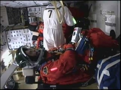 I due astronauti dell'ESA Hans Schlegel e Léopold Eyharts prendono posto sulle loro cuccette di volo al piano inferiore dello shuttle: 35 KB