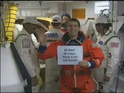 Walheim saluta i familiari con un cartello; molti astronauti lo fanno: 32 KB