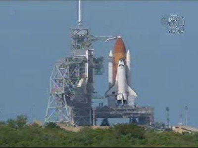 Lo space shuttle Atlantis è pronto al deccollo, visione frontale della rampa di lancio:  KB