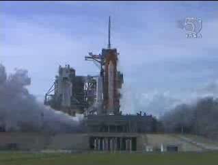 Liftoff! Lo space shuttle Atlantis inizia pian piano a sollevaris dal Launch Pad 39A di Cape Canaveral:  KB