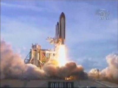 A tre secondi dal decollo lo shuttle ha superato l'alto parafulmine della torre di lancio:  KB