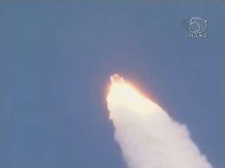 t+1m02s; è trascorso un minuto dal lancio e lo shuttle è già alto e lontano da Cape Canaveral: KB