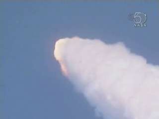 t+1m16s; a 75 secondi dal lancio la nube emessa dai razzi nasconde completamente lo space shuttle:  KB